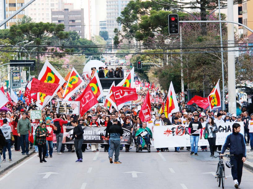 Professores e servidores públicos do Paraná protestaram na praça 19 de Março em Curitiba (PR). Os manifestantes caminharam pela rua Candido de Abreu até o Centro Cívico, onde está localizada a sede do governo estadual