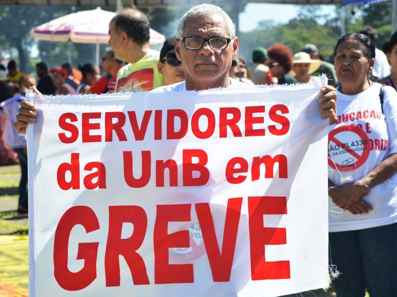 Professores participam de protesto em frente ao Palácio do Buriti, em Brasília (DF)