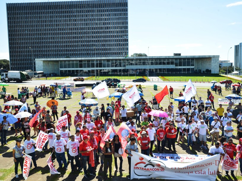 Em Brasília, professores participam de ato em frente ao Palácio do Buriti no Dia da Paralisação Nacional, convocada pela CUT e outras centrais sindicais