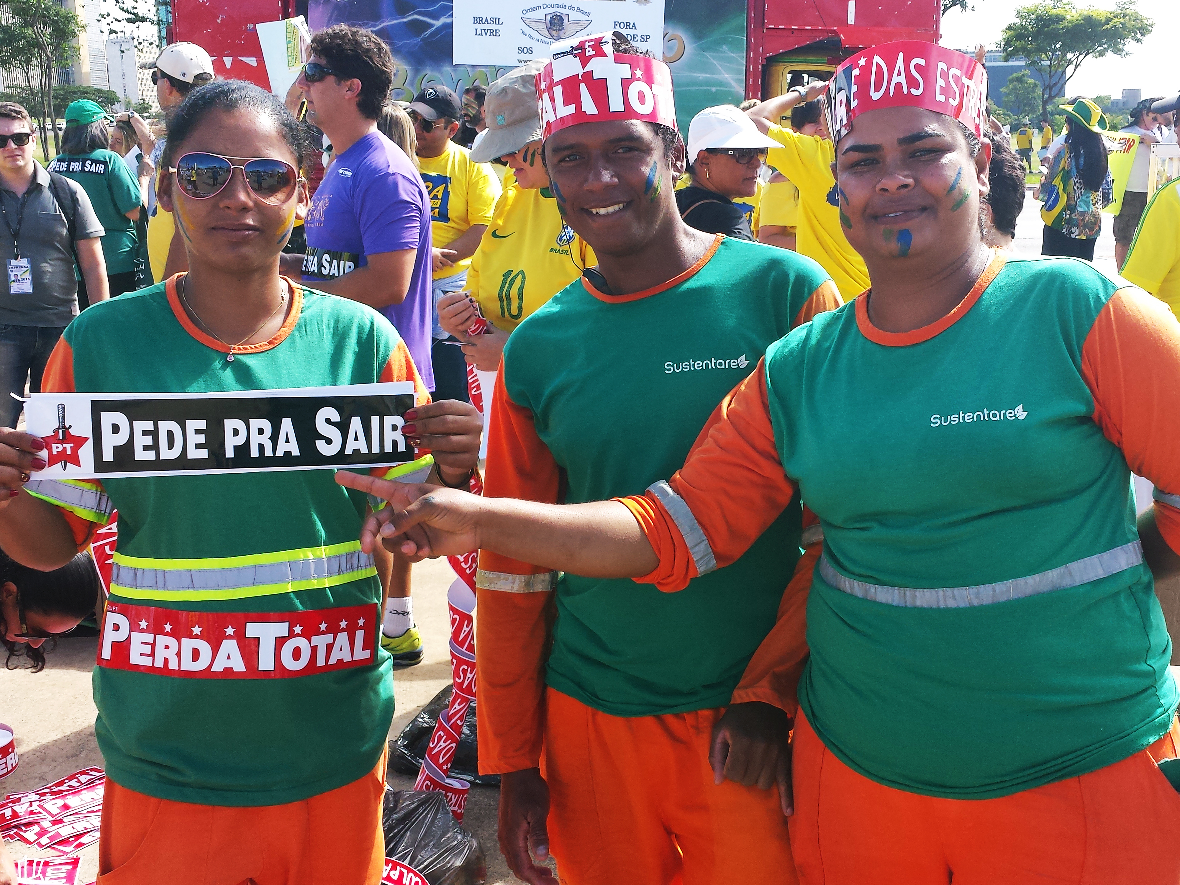 Protesto contra o governo da presidente Dilma Rousseff e contra o PT (Partido dos Trabalhadores) no Congresso Nacional, em Brasília, DF, neste domingo (12)