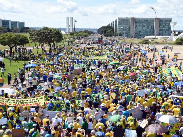 Protesto contra o governo da presidente Dilma Rousseff e contra o PT (Partido dos Trabalhadores) no Congresso Nacional, em Brasília, DF, neste domingo (12)
