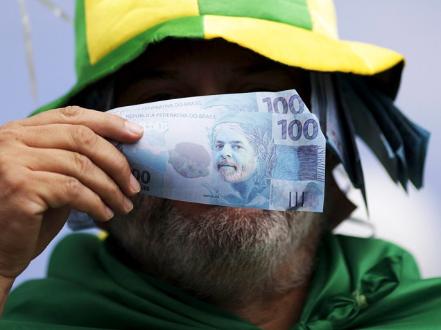 Protesto contra o governo de Dilma Rousseff,em Brasília (DF), na manhã deste domingo (13)