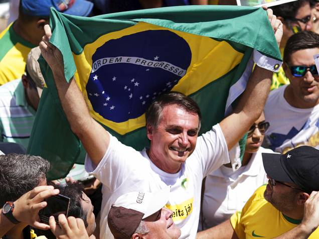 Deputado Jair Messias Bolsonaro, em protesto contra o governo de Dilma Rousseff,em Brasília (DF), na manhã deste domingo (13)