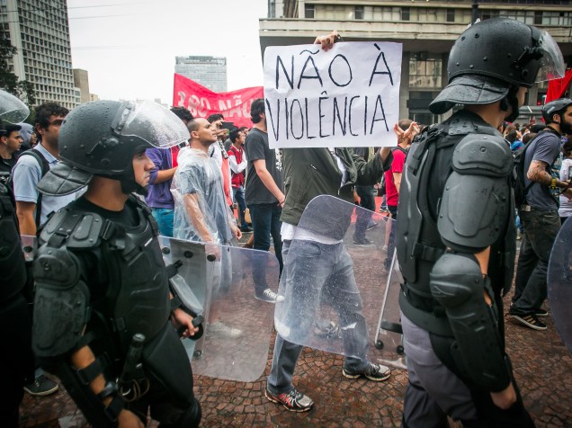 Manifestantes, cercados pela PM, realizam ato contra o aumento das passagens, na região central de São Paulo - 14/01/2016