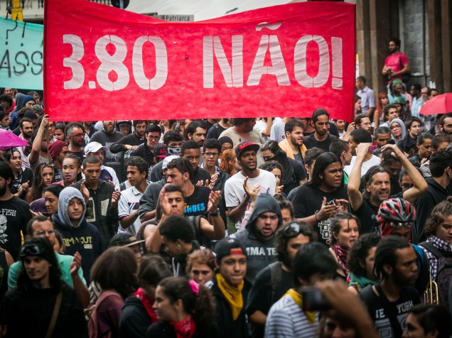 Manifestantes marcham debaixo de chuva durante protesto contra o aumento das passagens, na região central de São Paulo - 14/01/2016