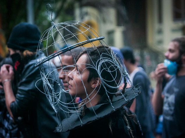 Manifestantes marcham debaixo de chuva durante protesto contra o aumento das passagens, na região central de São Paulo - 14/01/2016