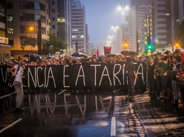 Manifestantes ocupam a Avenida Paulista, cercados por um grande contingente de policiais militares, durante protesto contra o aumento das passagens, em São Paulo - 14/01/2016