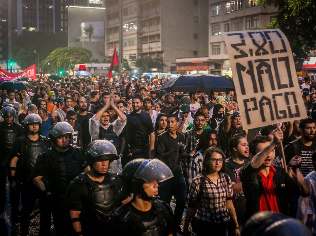 Manifestantes ocupam a Avenida Paulista, cercados por um grande contingente de policiais militares, durante protesto contra o aumento das passagens, em São Paulo - 14/01/2016