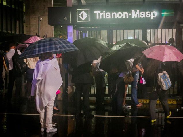 Entrada da estação Trianon-Masp do metrô fica fechada durante protesto contra o aumento das passagens na Avenida Paulista, região central de São Paulo - 14/01/2016