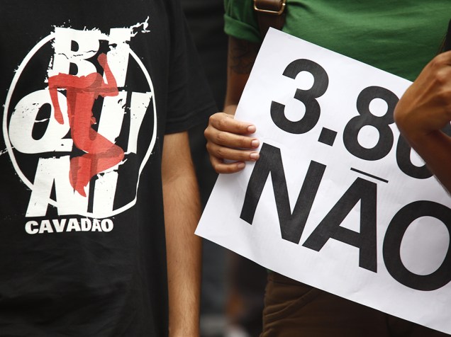 Manifestantes durante o 3º protesto contra o aumento das passagens no centro de São Paulo
