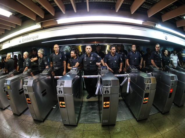 Seguranças da estação Consolação do metrô montam guarda durante ato contra o aumento das tarifas do transporte público em São Paulo - 14/01/2016