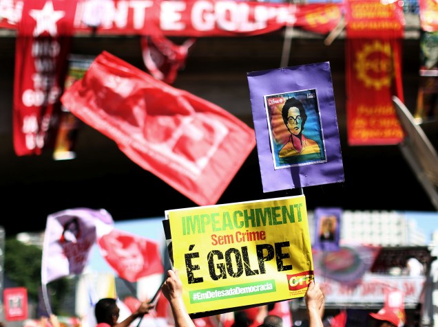 Manifestantes contrários ao impeachment da Presidente Dilma Rousseff, na Esplanada dos Ministérios, em Brasília (DF) - 17/04/2016