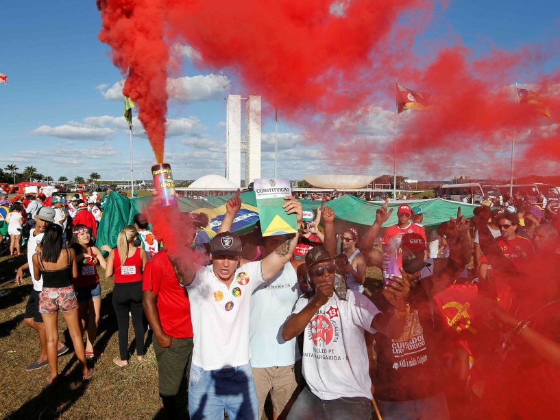 Jogo online 'Impeachment – Um dia de fúria' te coloca como Dilma usando  bazucas por Brasília