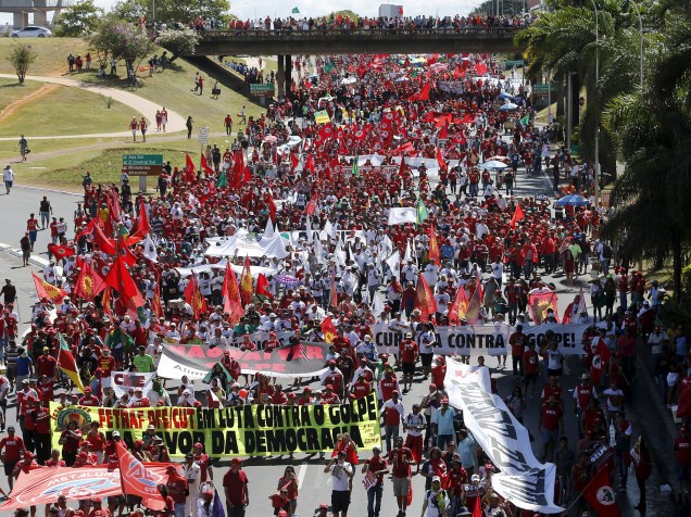 Manifestantes contrários ao impeachment da Presidente Dilma Rousseff, na Esplanada dos Ministérios, em Brasília (DF) - 17/04/2016
