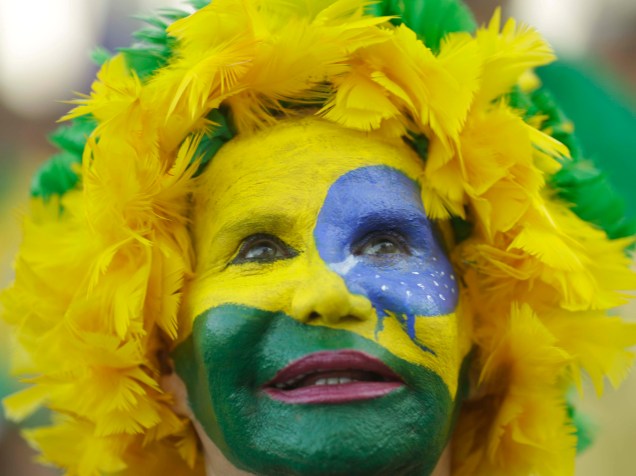 Manifestante pinta o rosto de verde e amarelo para demonstrar apoio ao Impeachment, no Rio de Janeiro - 17/04/2016