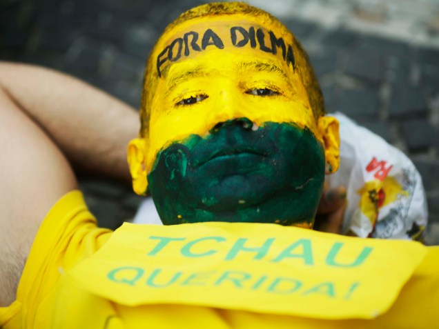 Garoto pinta o rosto de verde e amarelo para acompanhar as manifestações a favor do Impeachment, no Rio de Janeiro - 17/04/2016