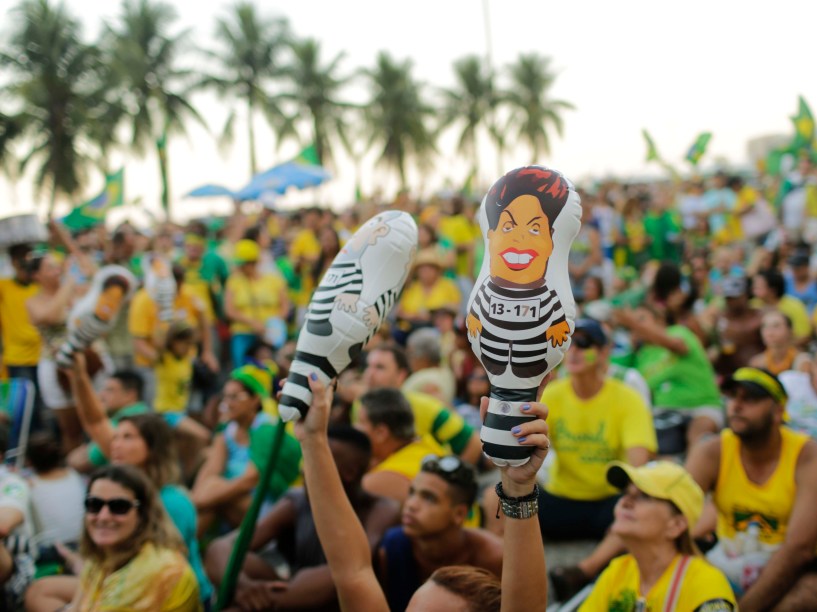 Manifestantes levantam boneco "pixuleco" com caricatura da presidente Dilma, em apoio ao Impeachment - 17/04/2016
