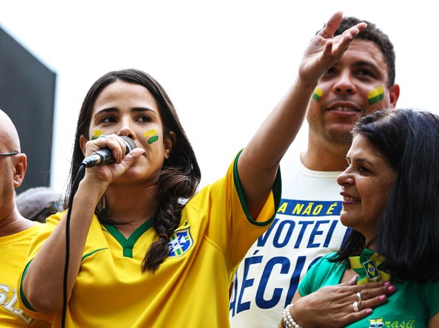 A cantora Wanessa Camargo canta o hino nacional durante ato contra o governo da presidente Dilma Rousseff (PT) na Av. Paulista, na região central de São Paulo