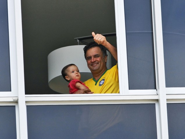 Senador Aécio Neves aparece com sua filha na janela de seu apartamento na Av. Vieira Souto, em Ipanema, Rio de Janeiro, durante ato contra o governo da presidente Dilma Rousseff (PT)