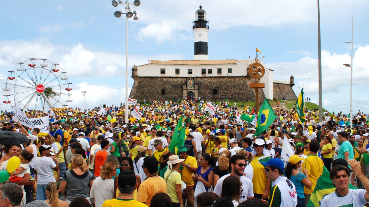 Protesto contra o PT e pelo impeachment da presidente Dilma Rousseff no Farol da Barra, em Salvador (BA) neste domingo (15)