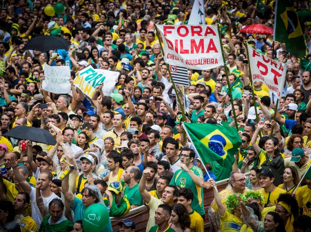 Protesto contra o governo Dilma e a corrupção na Petrobras ocupam a av. Paulista, em São Paulo, no dia 15 de março