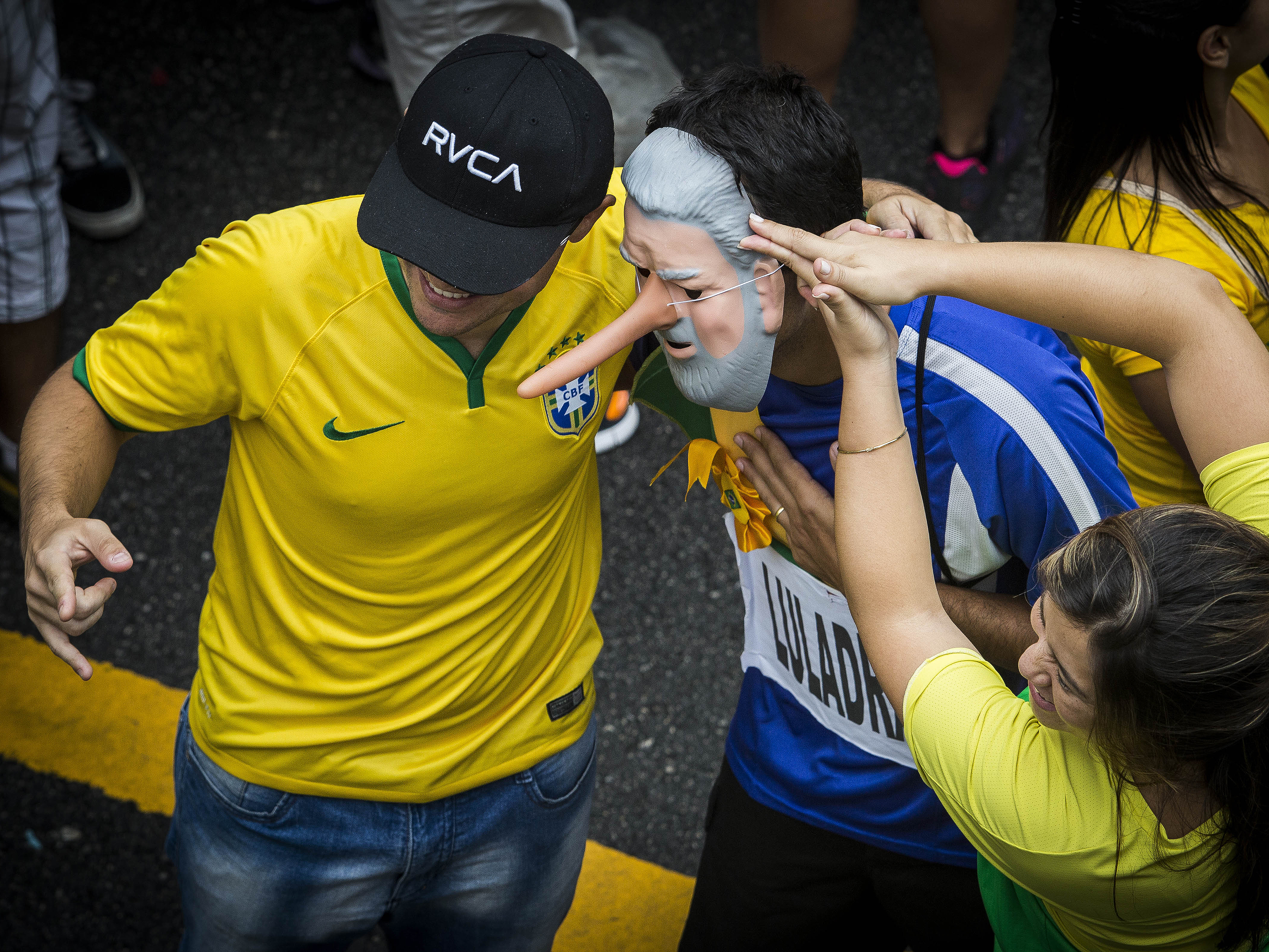 Manifestante usa uma máscara do ex-presidente Lula com nariz de Pinóquio durante ato na avenida Paulista - 15/03/2015
