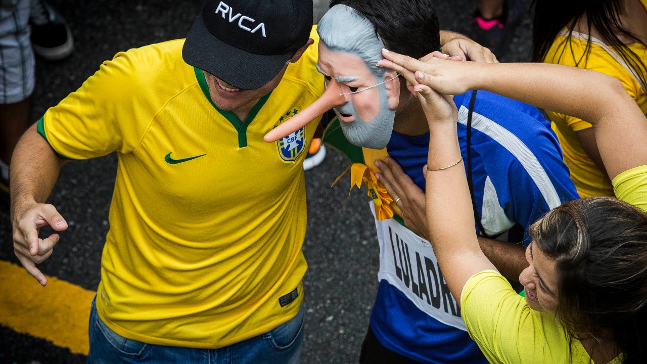 Manifestante usa uma máscara do ex-presidente Lula com nariz de Pinóquio durante ato na avenida Paulista - 15/03/2015