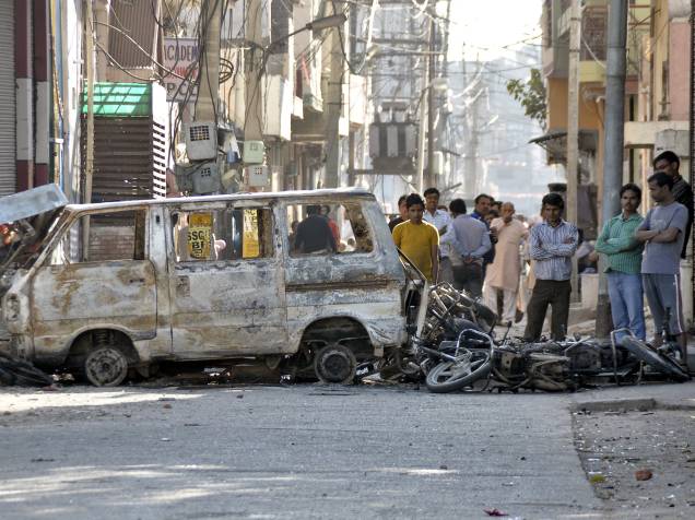 Manifestantes queimam motocicletas e vans, durantes protestos dos membros da comunidade Jat,na cidade de Haryana, na Índia, nesta segunda-feira(22)