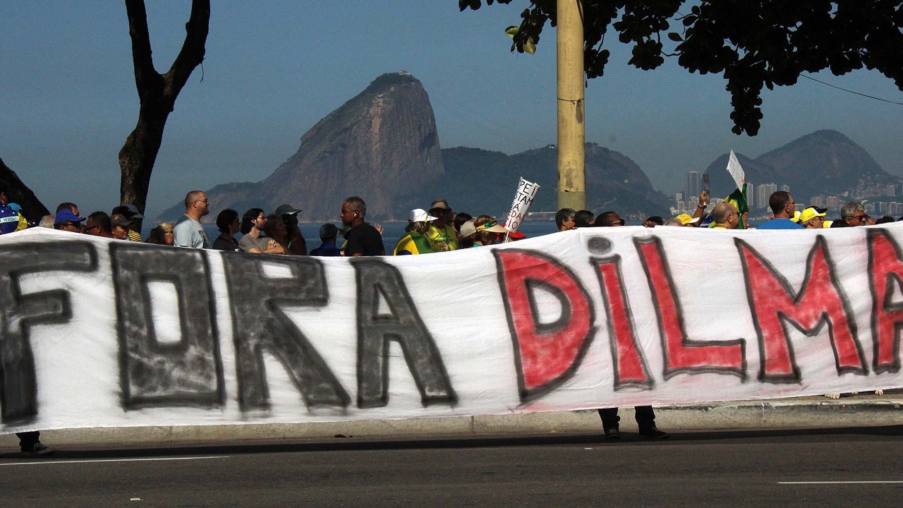 Bancada do PSDB na Câmara pretende apresentar pedido de impeachment à presidente Dilma Rousseff na próxima semana
