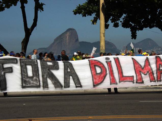 Protesto pelo impeachment do governo da presidente Dilma Rousseff e contra o PT (Partido dos Trabalhadores) na praia de Icaraí na cidade de Niterói, RJ, neste domingo (12)