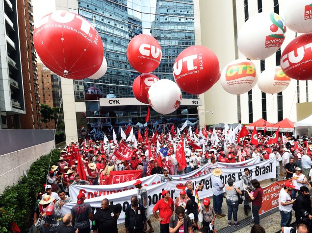 Sindicalistas da CUT se reúnem em frente à sede da Petrobras, na Avenida Paulista, em São Paulo (SP), na tarde desta sexta-feira (13)