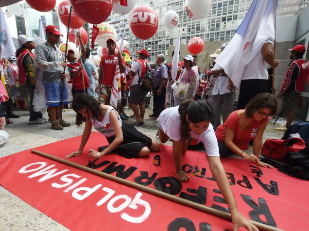 Sindicalistas da CUT se reúnem em frente à sede da Petrobras, na Avenida Paulista, em São Paulo (SP), na tarde desta sexta-feira (13)