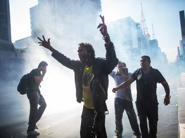 Polícia joga jato d´água em manifestantes anti-Dilma na avenida Paulista, nesta sexta-feira (18)