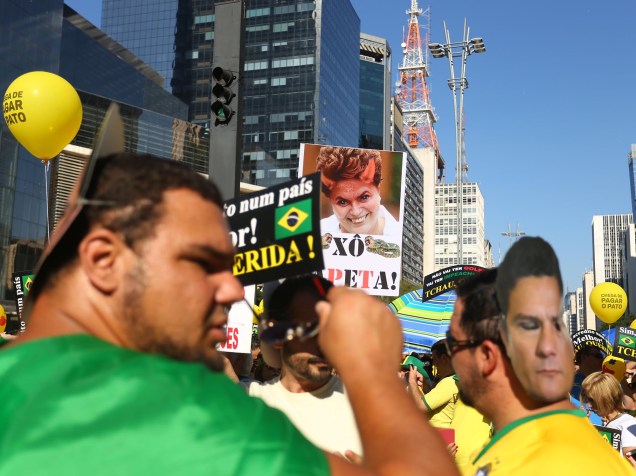 Manifestantes contra o governo da presidente Dilma Rousseff (PT) concentram-se na avenida Paulista para acompanhar a votação do processo de impeachment- 17/04/2016