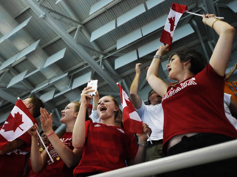 Torcida canadense acompanha as finais da natação nos Jogos Pan-Americanos de Toronto