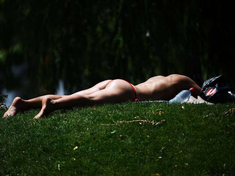 Habitantes e turistas aproveitam a forte onda de calor para se refrescar nas praias do Lago Ontario em Toronto, no Canadá