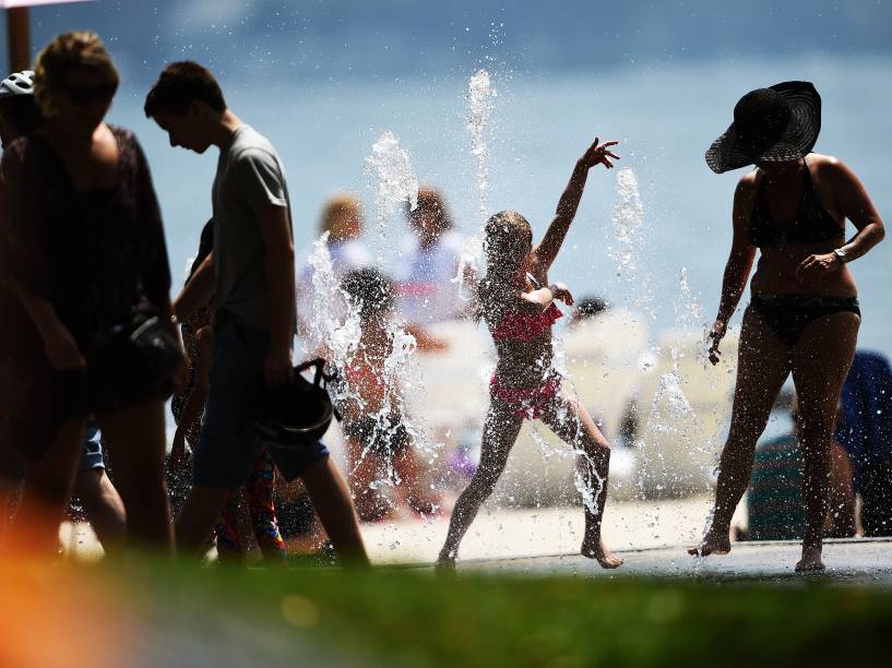 Crianças aproveitam para se refrescar do calor durante as competições da vela no no Lago Ontário, em Toronto - 18/07/2015