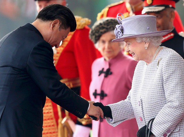 Presidente da China, Xi Jinping, cumprimenta rainha Elizabeth durante visita à Grã-Bretanha, nesta terça-feira (20)