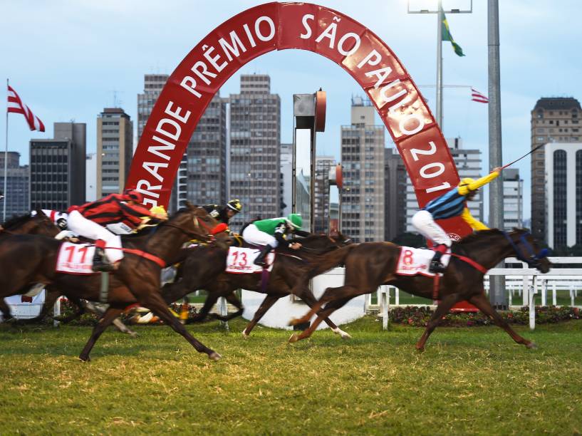 Montado por Acedenir Gulart, o cavalo Quinhão (número 8) foi o vencedor do GP