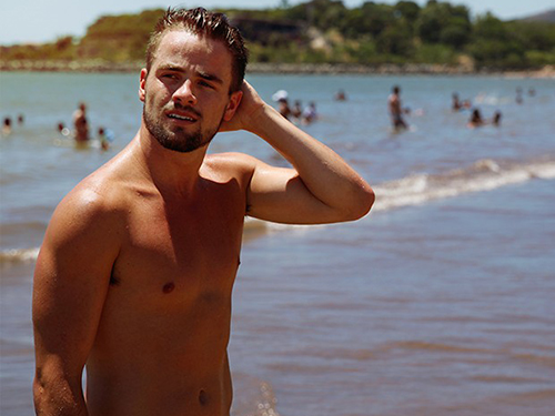 Rafael adora curtir uma praia
