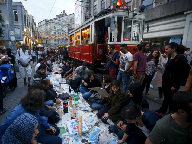 Pessoas se preparam para o desjejum no primeiro dia do mês sagrado de Ramadã, em Istambul, Turquia