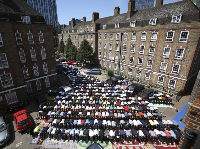 Muçulmanos comparecem para as rezas de sexta-feira em uma mesquita em Londres, Inglaterra