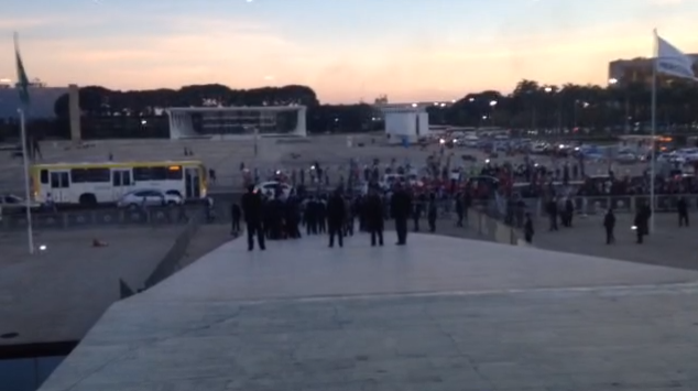 Militantes pró-Dilma pulam grade durante primeiro discurso do presidente interino Michel Temer