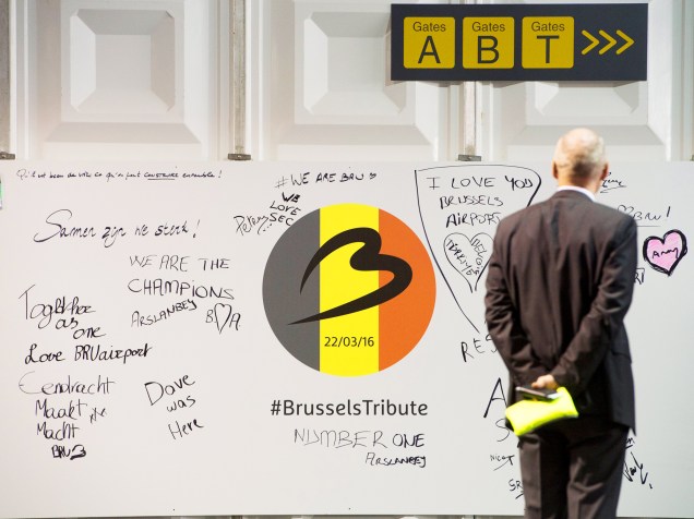 Painel com homenagens às vítimas dos atentados em Bruxelas, na Bélgica, é montado no aeroporto de Zaventem, após ser reaberto ao público neste domingo (03)