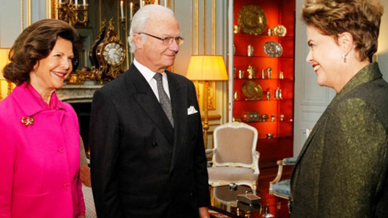 Em sua visita oficial à Suécia, a presidenta Dilma Rousseff foi recebida na tarde deste domingo (18) pelo Rei Carlos XVI Gustavo e a Rainha Sílvia. O encontro foi no Palácio Real, em Estocolmo