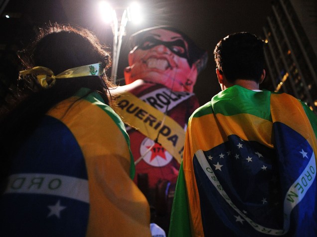Manifestação contra a presidente da República, Dilma Rousseff, na Avenida Paulista, em São Paulo (SP), em frente ao prédio da FIESP, enquanto o Senado Federal realiza sessão de votação do prosseguimento do processo de impeachment da Chefe do Executivo - 11/05/2016