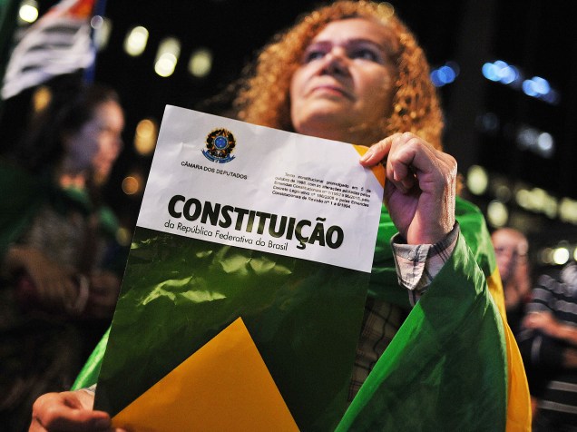 Manifestação contra a presidente da República, Dilma Rousseff, na Avenida Paulista, em São Paulo , enquanto o Senado Federal realiza sessão de votação do prosseguimento do processo de impeachment da Chefe do Executivo - 11/05/2016