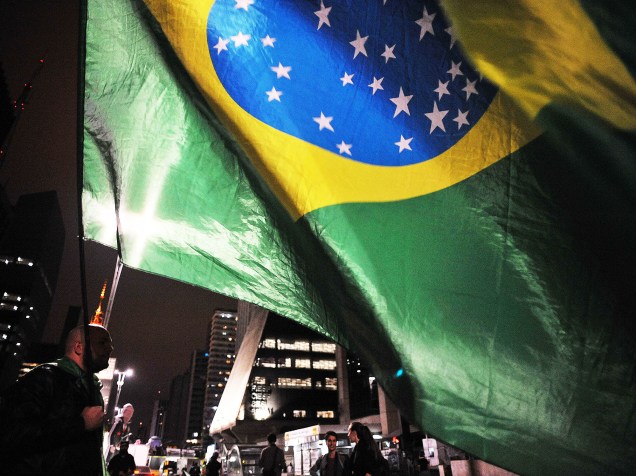 Manifestação contra a presidente da República, Dilma Rousseff, na Avenida Paulista, em São Paulo , enquanto o Senado Federal realiza sessão de votação do prosseguimento do processo de impeachment da Chefe do Executivo - 11/05/2016