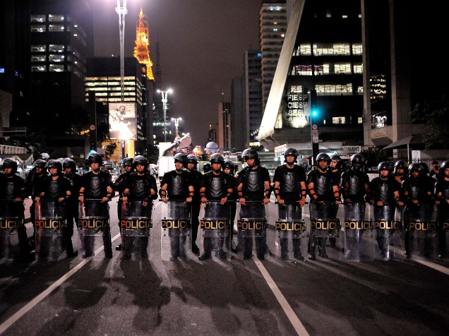 Pessoas contrarias ao processo de impeachment entram em confronto com a polícia e uma manifestante a favor do processo na av. Paulista - 11/05/2016