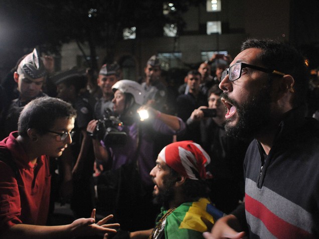 Pessoas contrarias ao processo de impeachment entram em confronto com a polícia e uma manifestante a favor do processo na av. Paulista - 11/05/2016